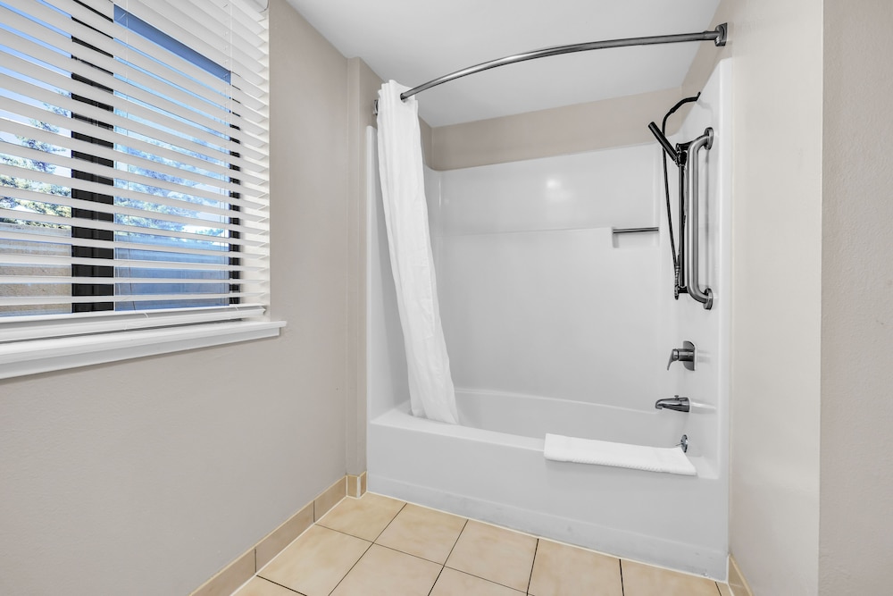 Econo Lodge Bay Breeze - photo 9
