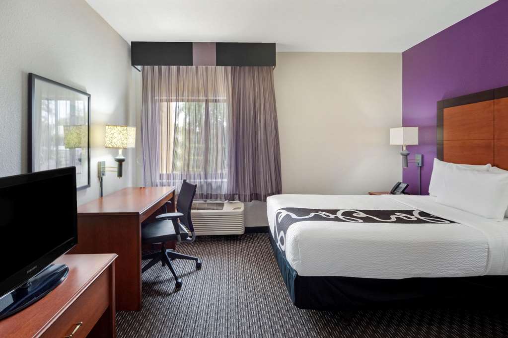La Quinta Inn & Suites by Wyndham Miami Airport East - photo 35