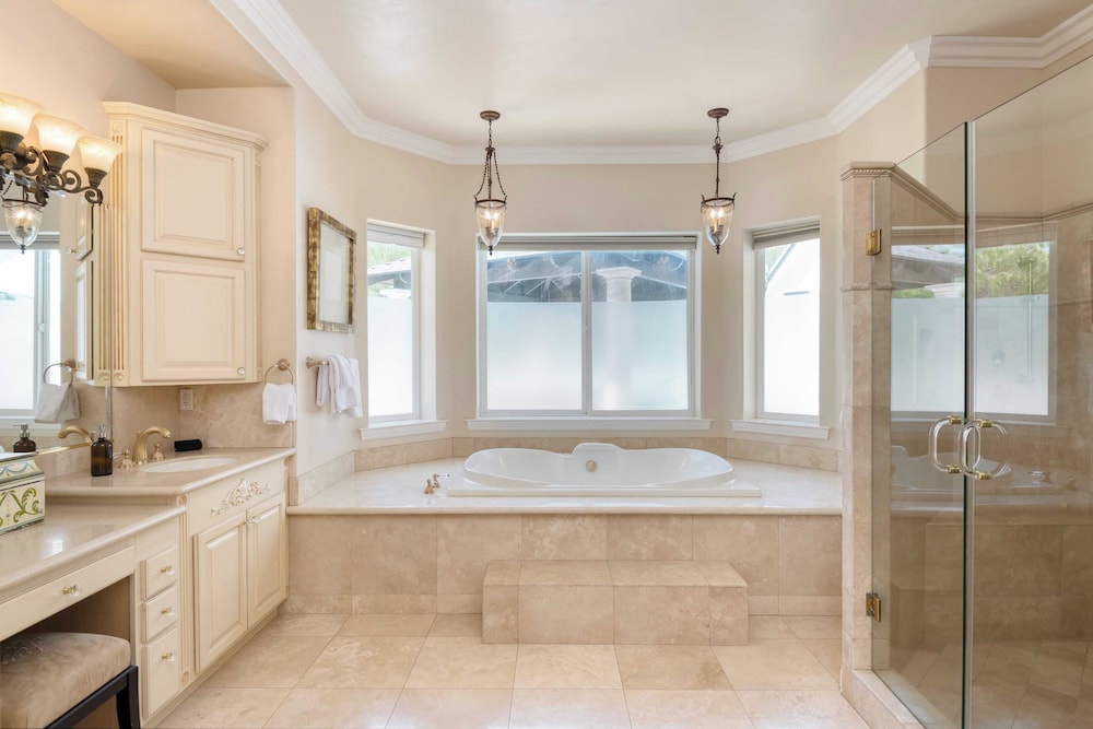 Grand Contento by AvantStay Extraordinary Estate w Pool Movie Room - photo 26
