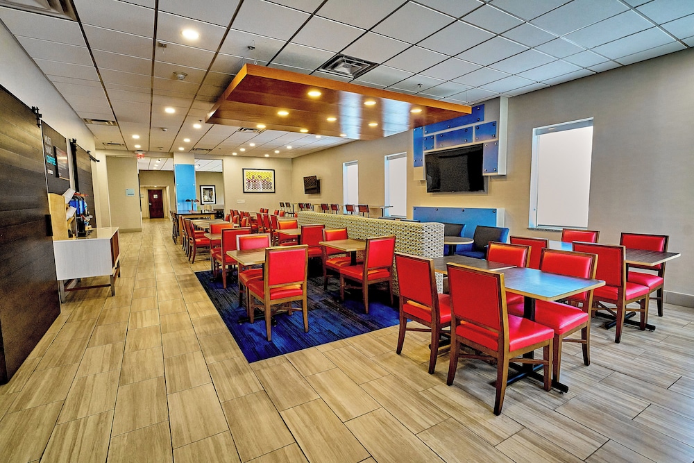 Holiday Inn Express Charleston Civic Center by IHG - photo 30
