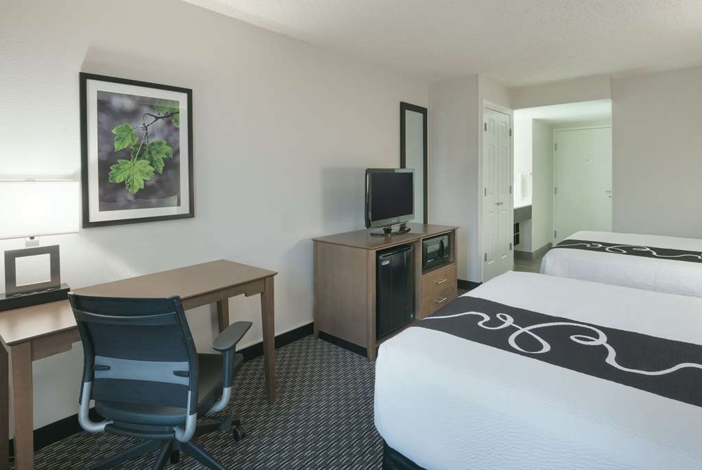 La Quinta Inn & Suites by Wyndham Rancho Cordova Sacramento - photo 20
