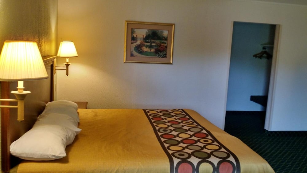 Sprucewood Inn - photo 7