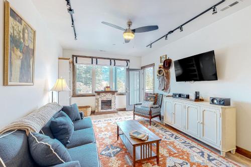 Sparkling Glacier Suite 202 — 4-Star Luxury Hotel in Columbia Falls, United States