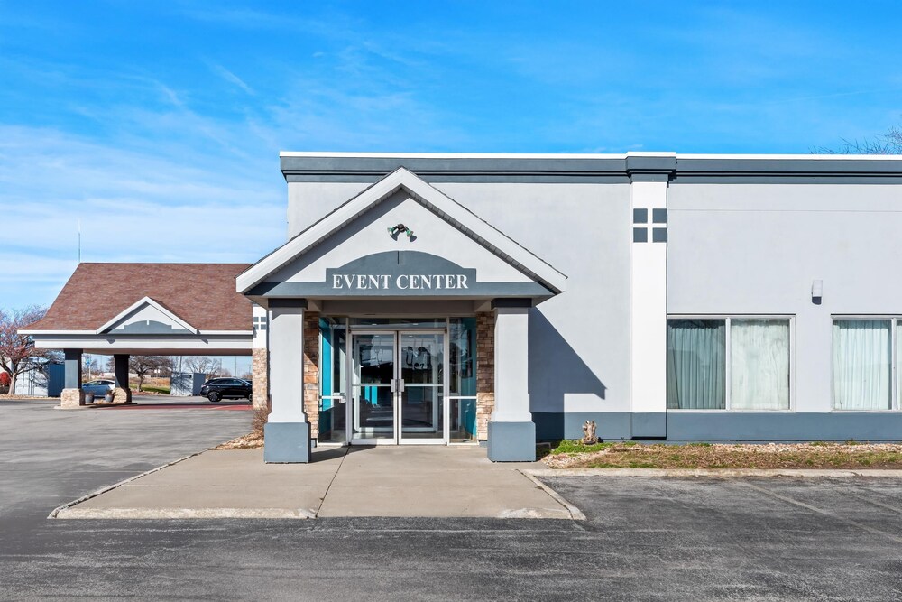 Suburban Studios Fort Dodge - photo 16
