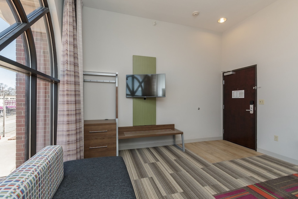 Holiday Inn Express Hotel & Suites South Bend by IHG - photo 30
