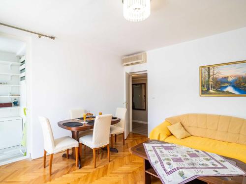 Apartment Klaudia Two Bedroom Apartment with Balcony