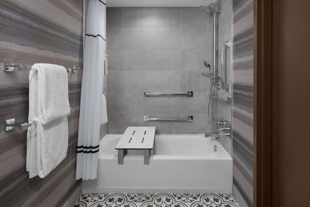 Embassy Suites by Hilton Phoenix Biltmore - photo 31