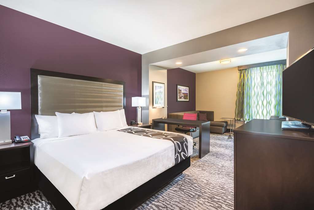 La Quinta Inn & Suites by Wyndham Clifton Park Saratoga Area - photo 15