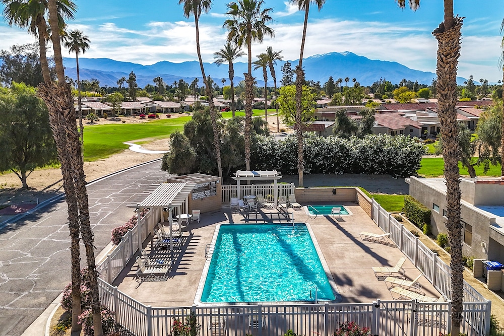 Games Grill & Golf Course View: Palm Desert Gem — 4-Star Luxury Hotel in Palm Desert, United States