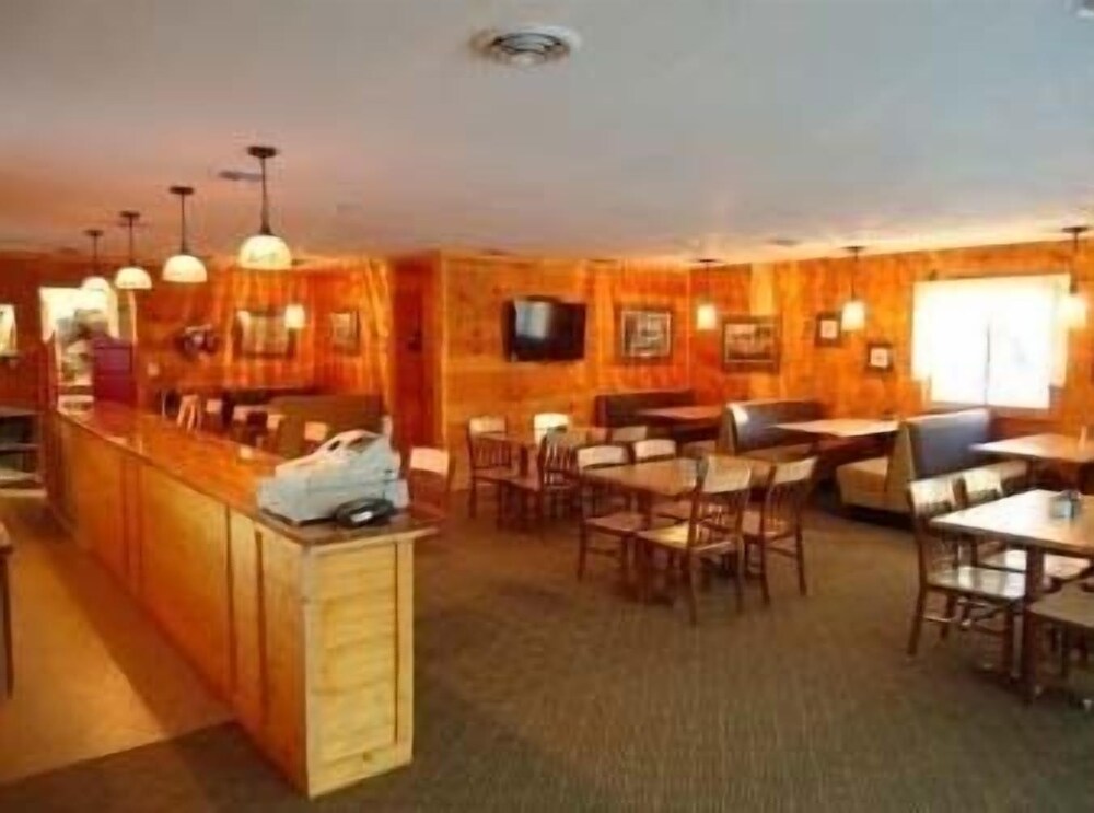 Red Door Resort & Motel - photo 20