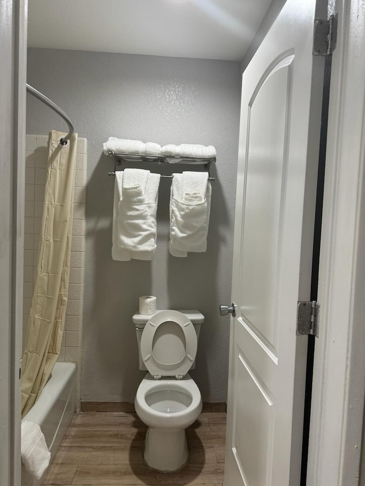 Baymont by Wyndham Bakersfield - photo 21