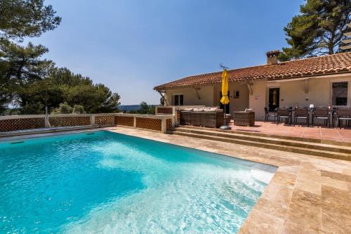 Villa Les Cigales Velaux — 4-Star Luxury Hotel in Velaux, France