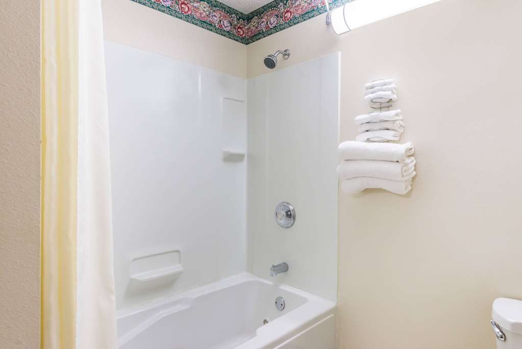 Super 8 by Wyndham Jerseyville - photo 13