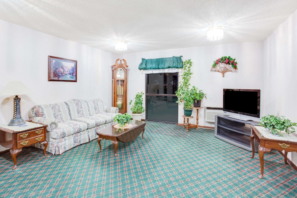 Super 8 by Wyndham Springfield Battlefield - photo 2