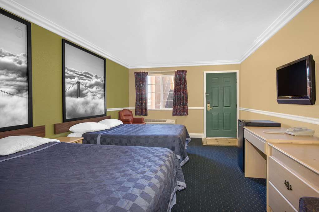 Super 8 by Wyndham Hayward Downtown - photo 9