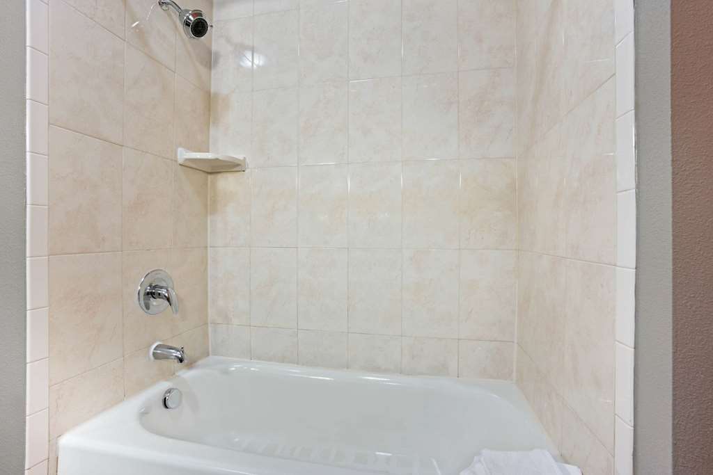 La Quinta Inn & Suites by Wyndham Houston Bush Intl Airpt E - photo 21