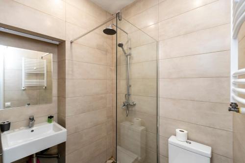 Heart of Tbilisi: 3 Apts w Balcony By Wehost