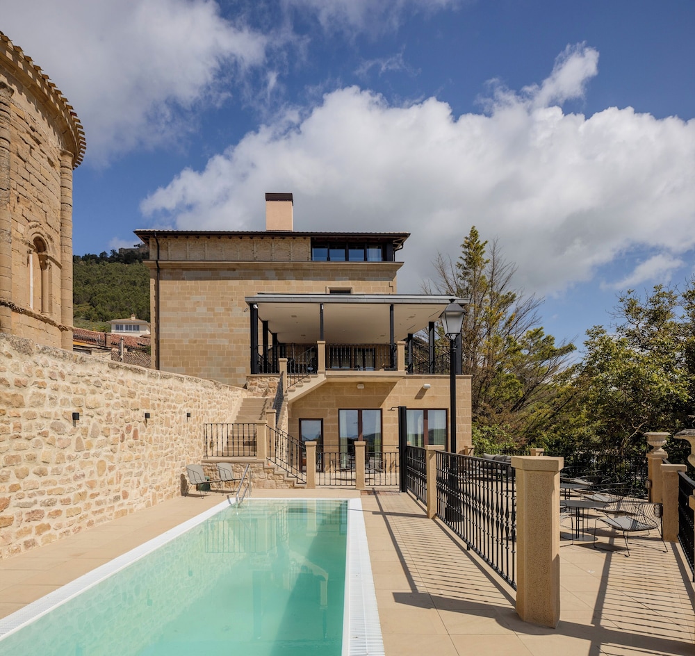 Hotel Boutique Mirador de Deyo — 4-Star Luxury Hotel in Villamayor De Monjardin, Spain