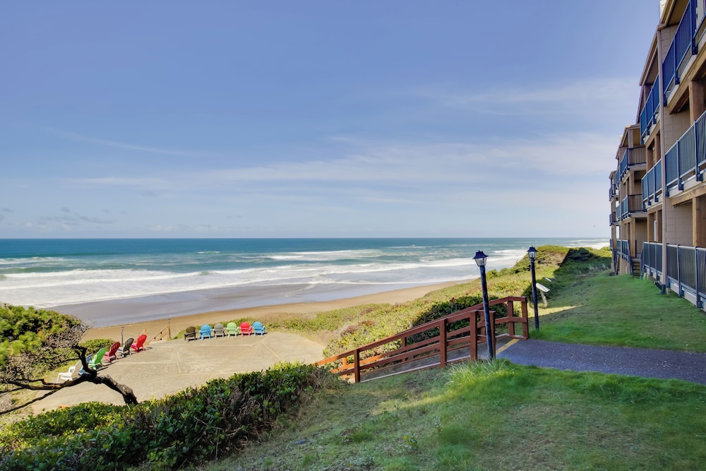 Lincoln City Beach Condo Clubhouse and Pool Access — 4-Star Luxury Hotel in Lincoln, United States