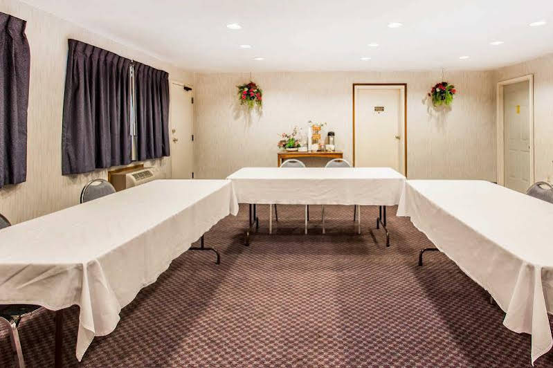 Econo Lodge Everett - photo 2