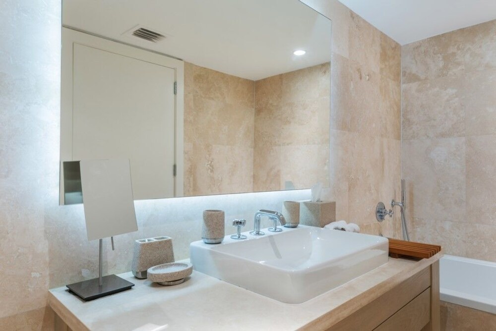 5 Star Hotel 1 1 Direct Ocean Unit 944 1 Bedroom Condo - photo 18