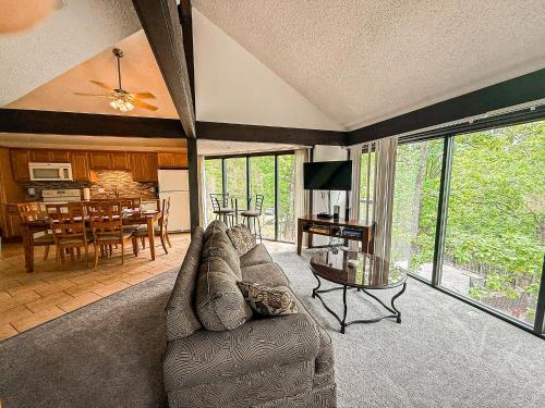 Treetop Village 3Bed3BAPoolsLakefrontLakeview — hotel in Four Seasons