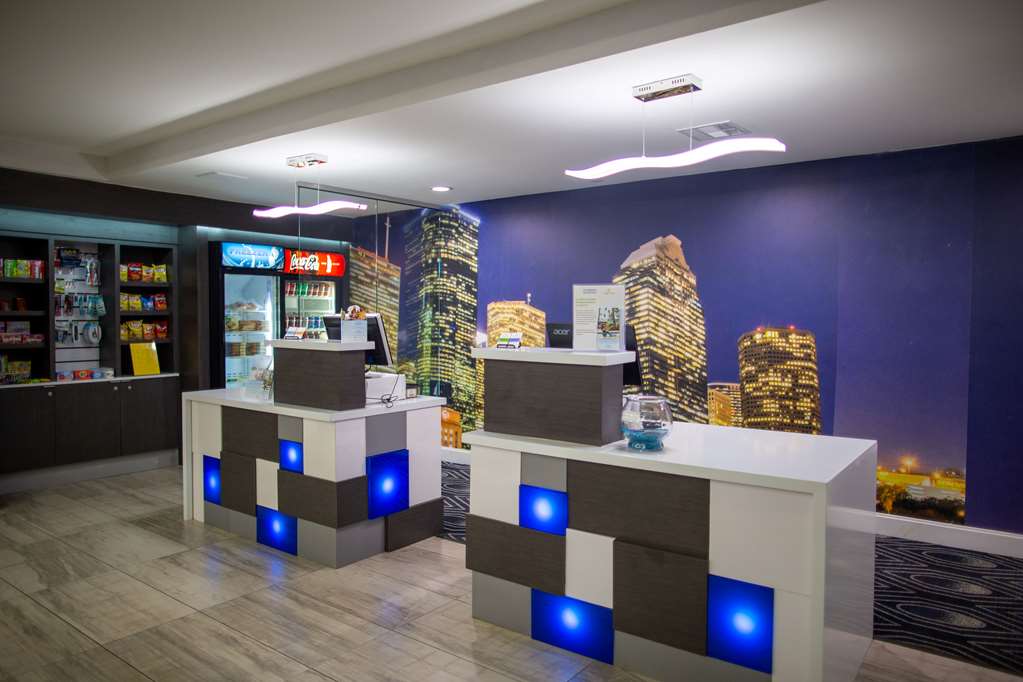 La Quinta Inn & Suites by Wyndham Houston East at Normandy - photo 4