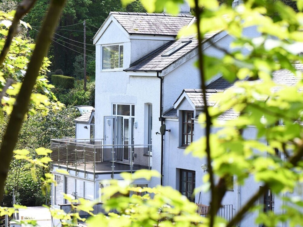 Waterside Luxury Menai Bridge Holiday Home 4 Bed 4 Bath — 4-Star Luxury Hotel in Menai Bridge, United Kingdom