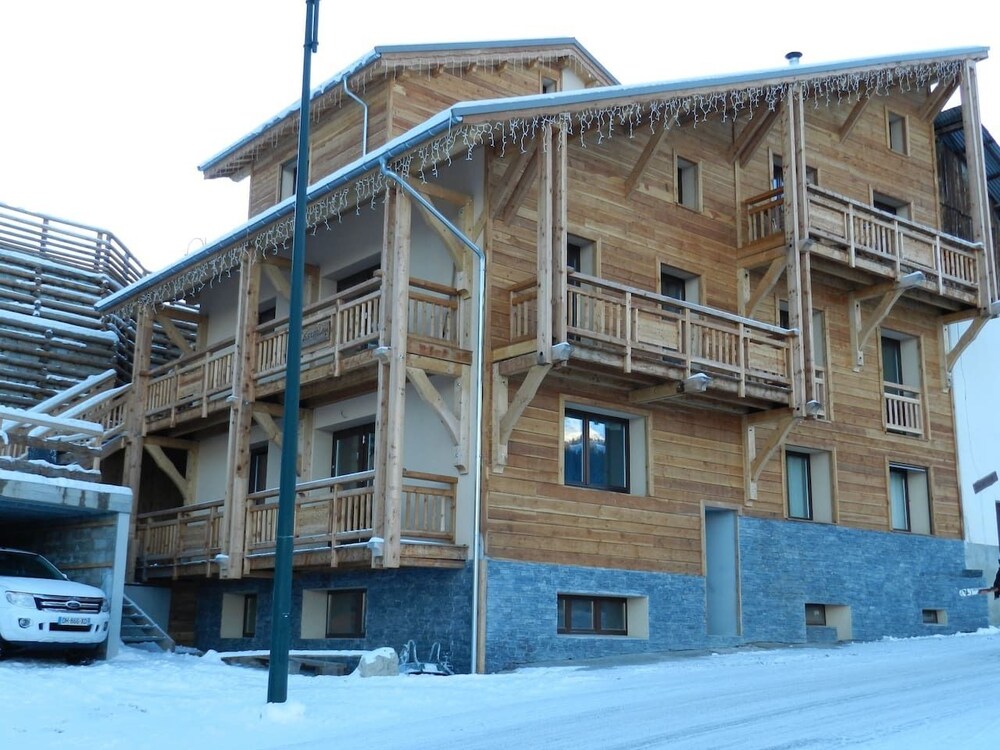 Chalet L'establou — 4-Star Luxury Hotel in Vars, France