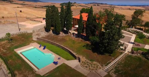 Villa Borgo del Silenzio with private pool 5 apartments — 4-Star Luxury Hotel in Lajatico, Italy