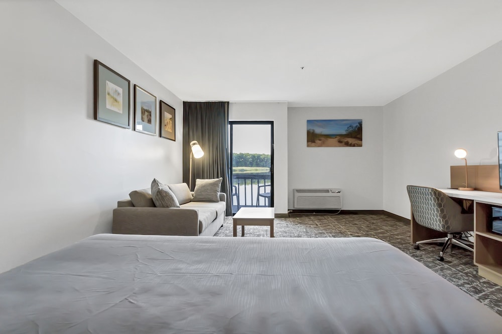 Waterbird Lakeside Inn - photo 16