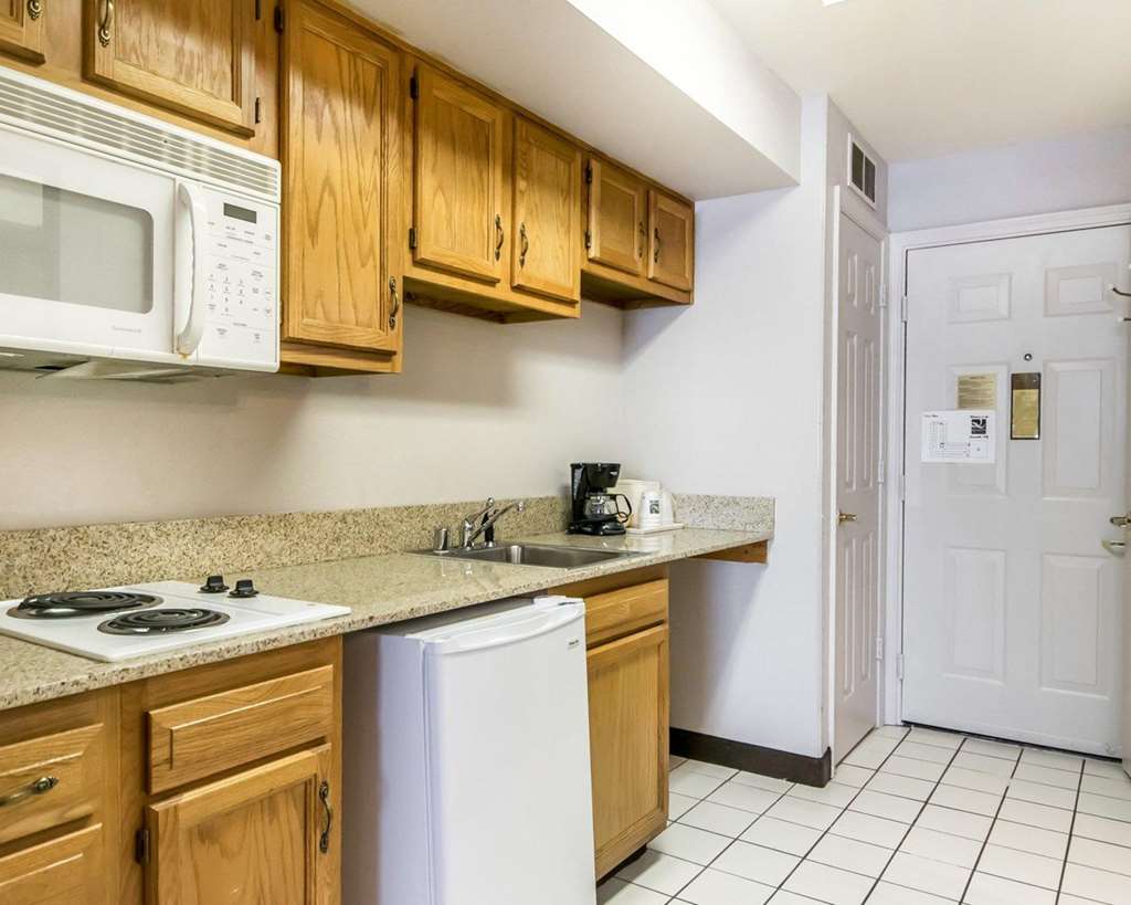 Quality Inn & Suites University Airport - photo 15