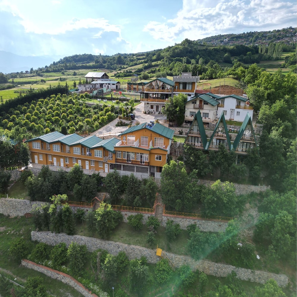 Kurora e Gjelber Resort — hotel in Tomin