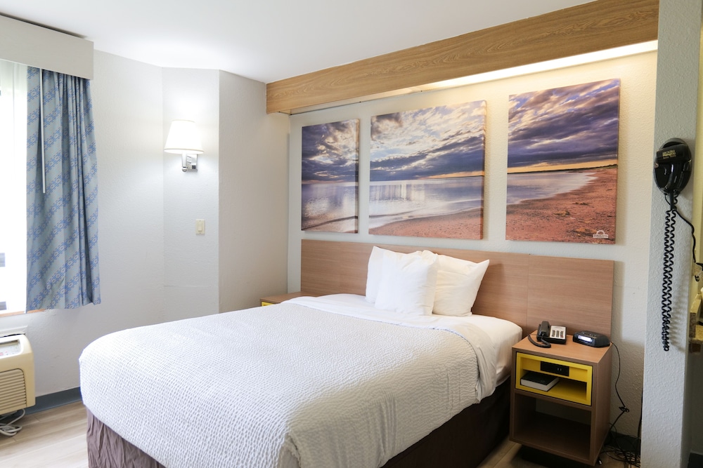 Days Inn by Wyndham Flint Bishop International Airport - photo 8