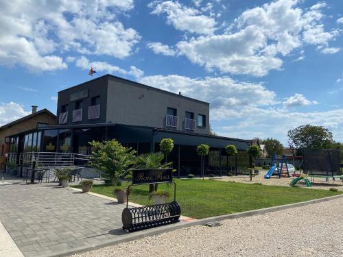 Royal Palace — hotel in Vukovar
