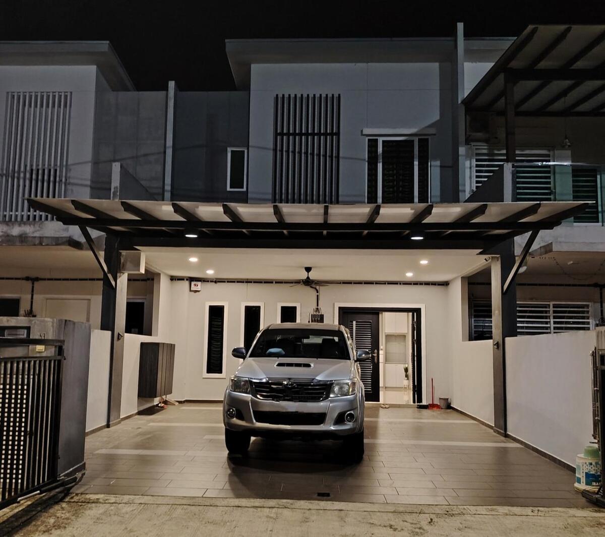 dotMy Homestay Kluang 15 pax NETFLIX WiFi Autogate 4 Rooms 4 Bathrooms — 4-Star Luxury Hotel in Kluang, Malaysia