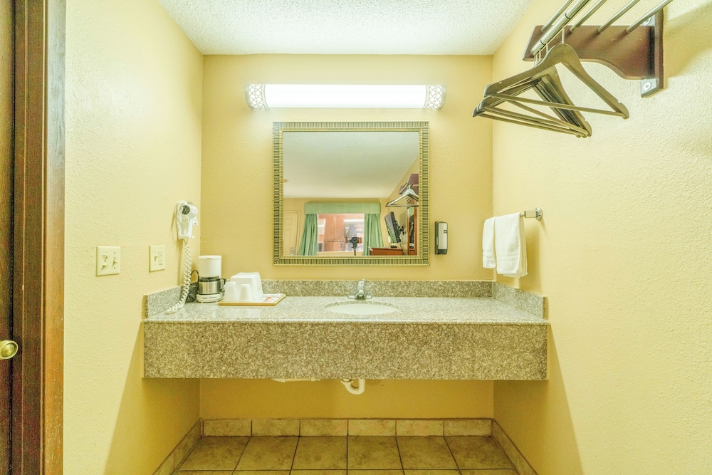 Crown Inn By Oyo Denver Tx - photo 28