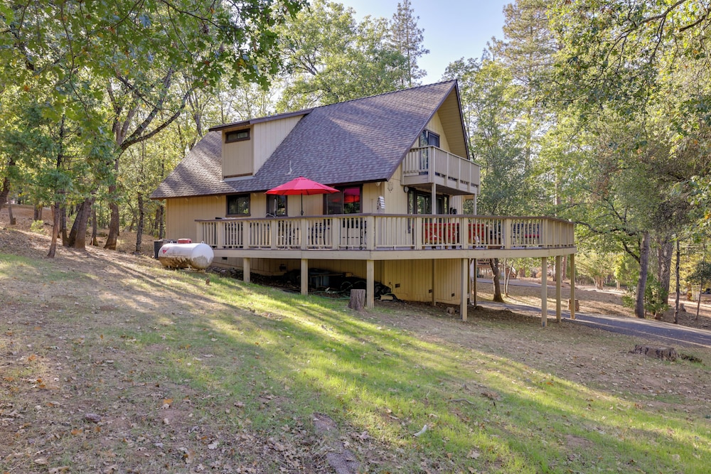 Spacious Groveland Cabin with Wraparound Deck — 4-Star Luxury Hotel in Groveland, United States