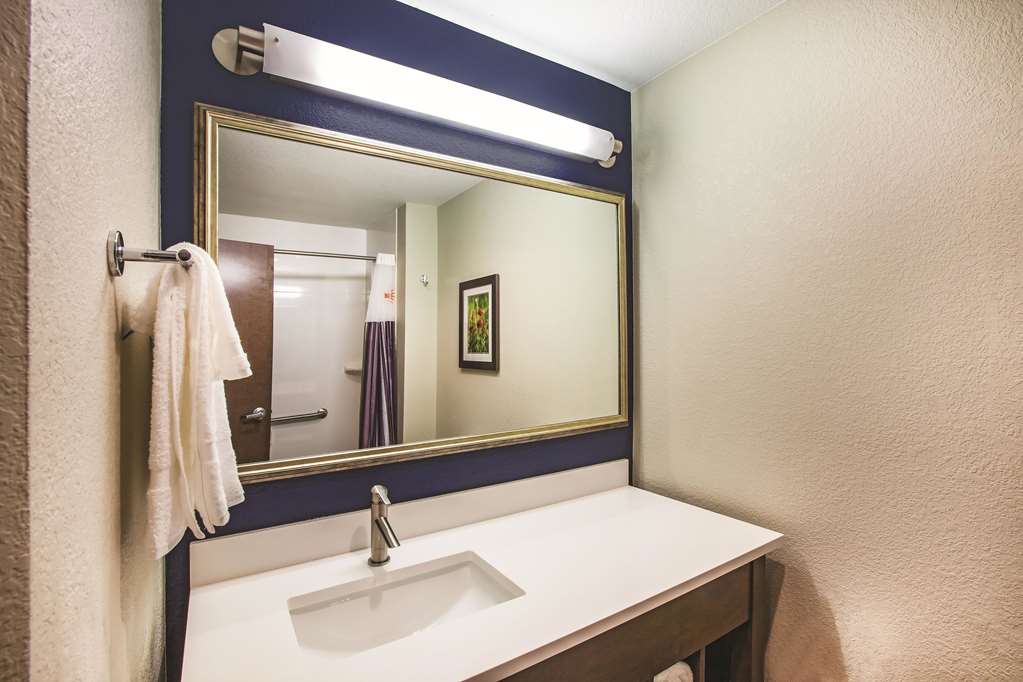 La Quinta Inn & Suites by Wyndham Wichita Northeast - photo 10
