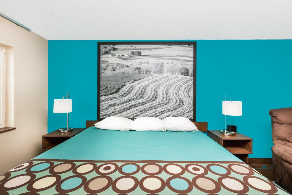 Super 8 by Wyndham Spencer - photo 8
