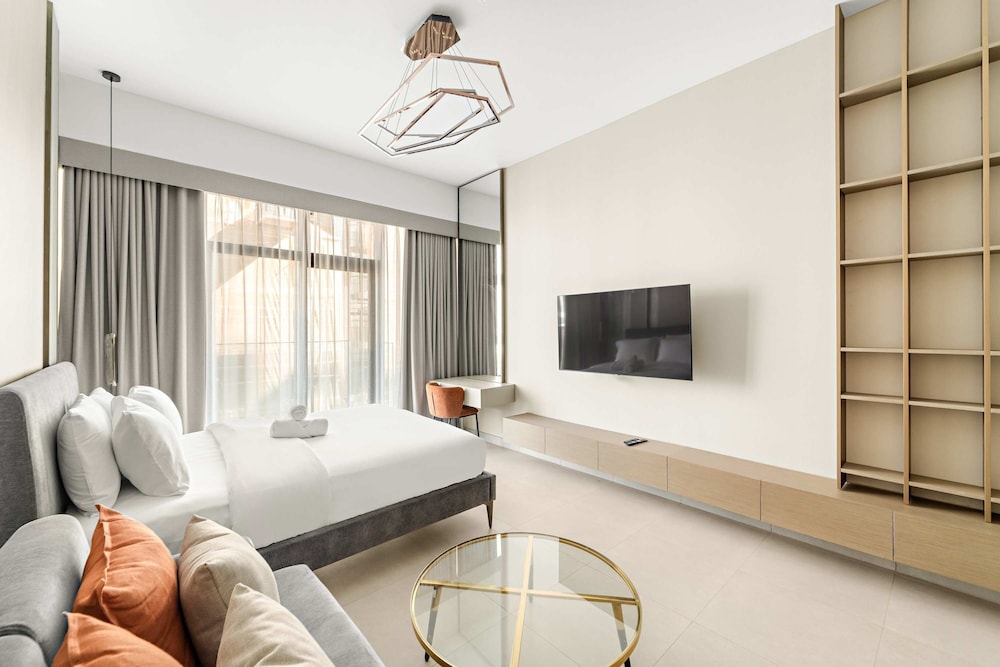 High end Studio With Rooftop Pool and gym — 4-Star Luxury Hotel in Dubai, United Arab Emirates