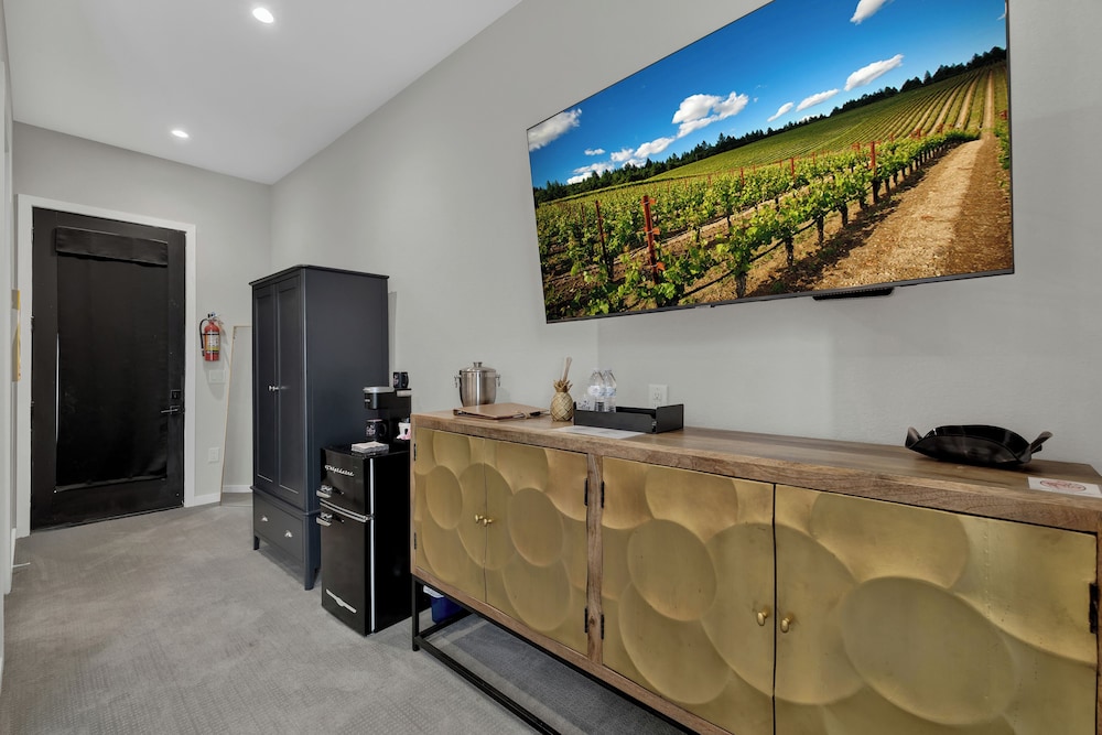 The Bentley Hotel Beatles Room Hill Country View - photo 17