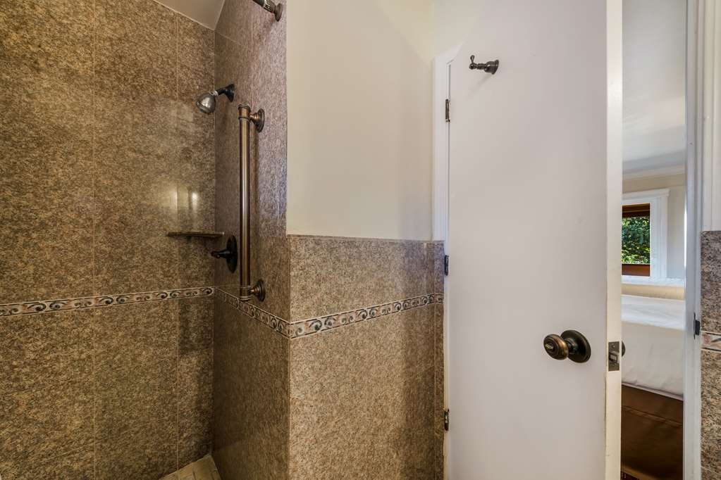 Clarion Collection Carmel Oaks Inn - photo 16