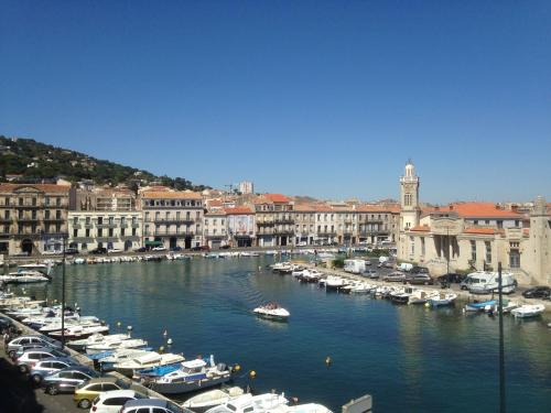 Appartquaisete Et Garage in Sete, France