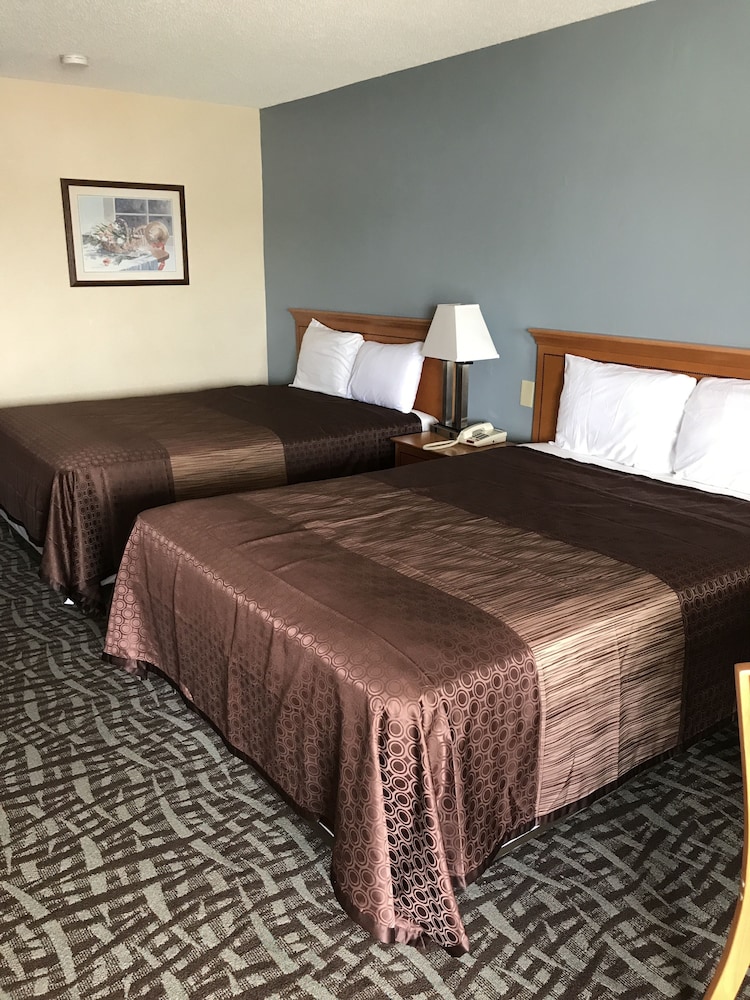 Carolina Inn & Suites of Lake Norman - photo 9