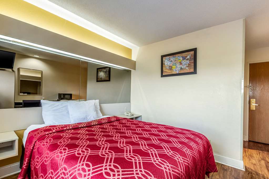 Econo Lodge Inn & Suites Evansville East - photo 8