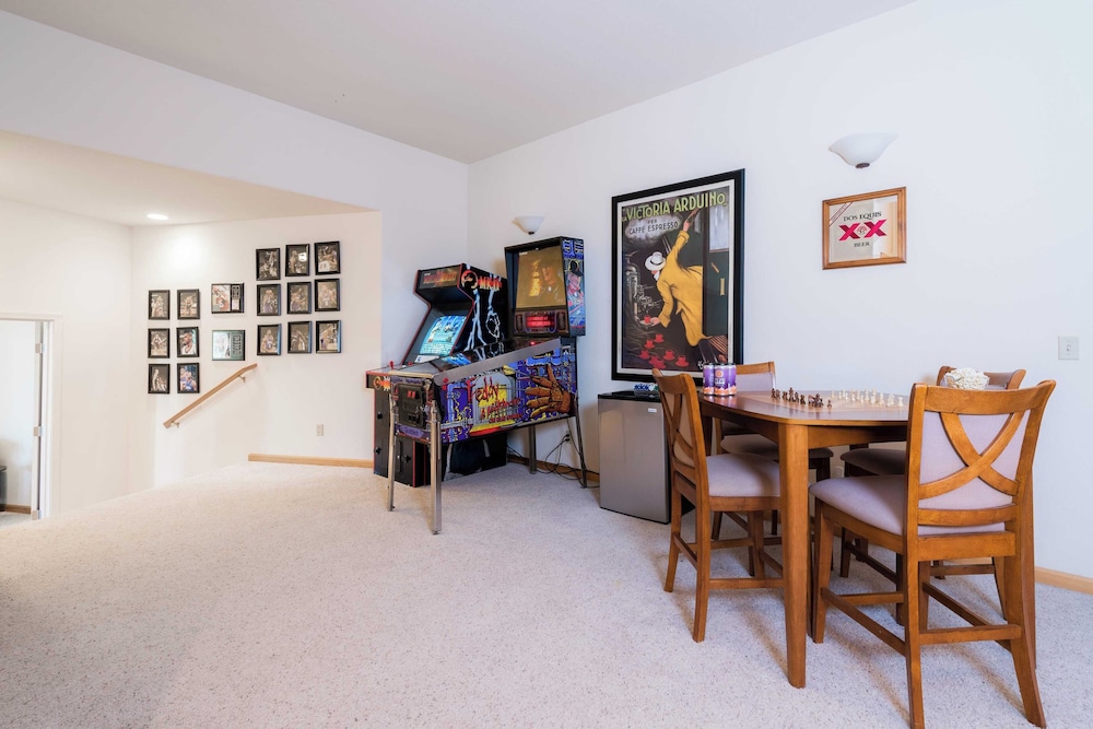 Sparrow by Avantstay Modern Mountain Retreat w Hot Tub Pool Table & Games - photo 14