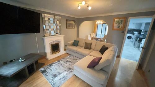 Cosy 4 bedroom holiday let Stevenage 22mins from London on the train — 4-Star Luxury Hotel in Stevenage, United Kingdom