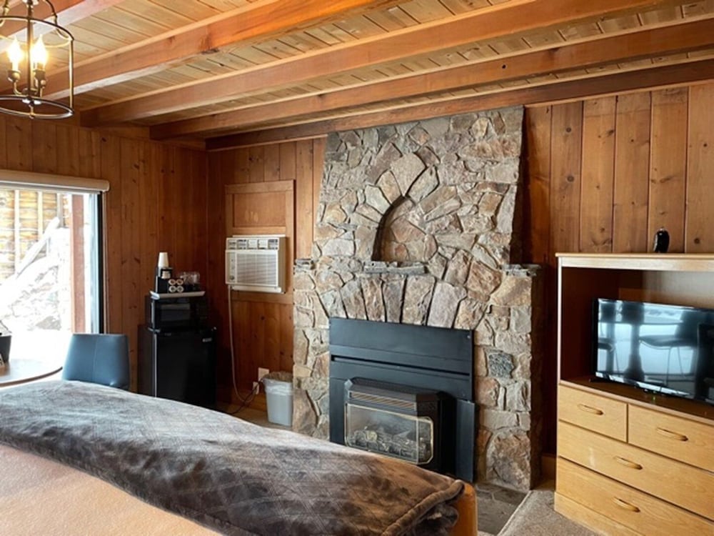 Crown Motel and Family Resort - photo 36