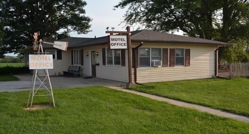 Edgetowner Motel - photo 2